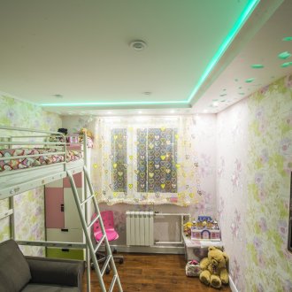 Οροφή δύο επιπέδων με οπίσθιο φωτισμό στο φυτώριο