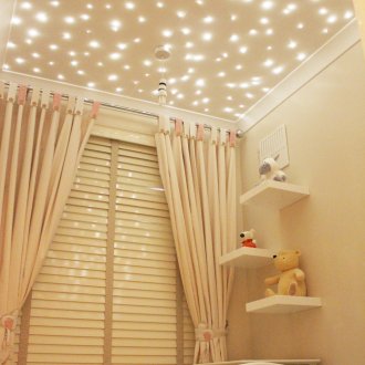 Αστεία ουρανό σε ένα φωτεινό παιδικό δωμάτιο