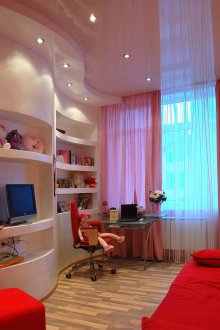 Δύο επίπεδα λευκό-ροζ οροφή στο δωμάτιο του κοριτσιού