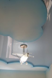 Δύο επιπέδων ματ γυαλιστερή οροφή με σύννεφα στο φυτώριο