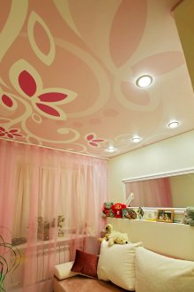 Stretch οροφή στο δωμάτιο του κοριτσιού
