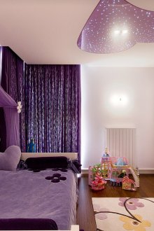 Λευκή-μωβ οροφή στο φυτώριο