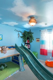 Soffitto blu con nuvole bianche nella stanza dei bambini