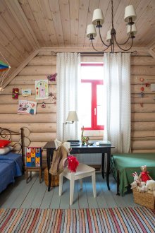 Ξύλινη οροφή σε ένα δωμάτιο για δύο παιδιά