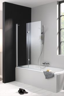 Γυάλινη κουρτίνα σε ένα ασπρόμαυρο μπάνιο