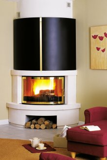 Γωνιακό τζάκι καύσης ξύλου σε ένα μπεζ-κόκκινο σαλόνι