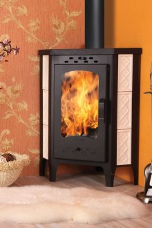 Γωνιακό τζάκι στο πορτοκαλί καθιστικό