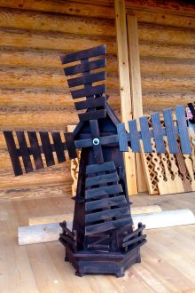 Μαύρο διακοσμητικό μύλο από ξύλο