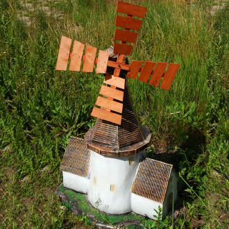 Διακοσμητικό μικρό μύλο από μέταλλο και ξύλο για τη διακόσμηση του χώρου