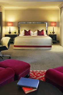 Ευρύχωρο υπνοδωμάτιο Art Deco με κόκκινες προθέσεις