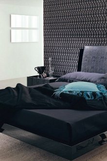 Μαύρο, μπεζ και λευκό χρώμα στο εσωτερικό του υπνοδωματίου.