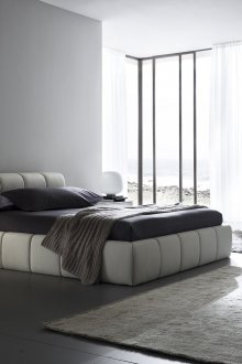 Μπεζ, λευκό και γκρι χρώματα στο σχεδιασμό ενός μεγάλου υπνοδωματίου