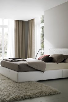 Λευκά έπιπλα μινιμαλιστικού υπνοδωματίου