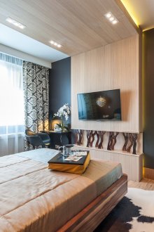 Μαύρο και καφέ ξύλινα έπιπλα στο υπνοδωμάτιο