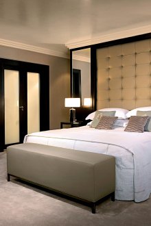 Διακόσμηση των τοίχων της κρεβατοκάμαρας με ύφασμα και ταπετσαρία