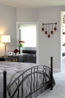 Γκρίζοι τοίχοι στο υπνοδωμάτιο