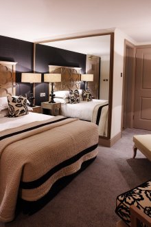 Ασπρόμαυροι τοίχοι στο υπνοδωμάτιο