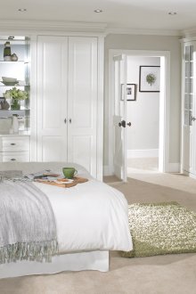 Γκρι και πράσινη ταπετσαρία στο υπνοδωμάτιο