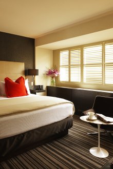 Ασπρόμαυρη ταπετσαρία στο υπνοδωμάτιο