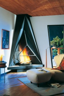 Ασυνήθιστο κομψό γωνιακό τζάκι στο σαλόνι