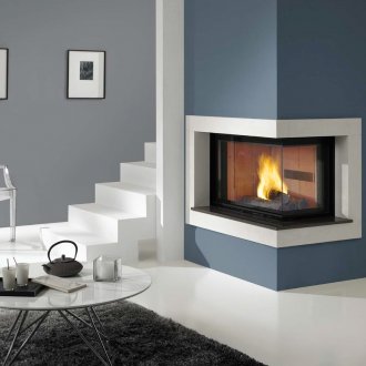 Γωνιακό τζάκι με μπλε και άσπρο διακοσμητικό