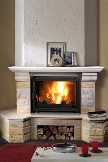 Όμορφη διακόσμηση του γωνιακού τζακιού