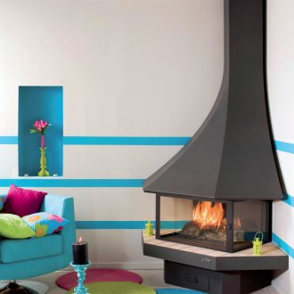 Γωνιακό σόμπα σε φωτεινό σαλόνι