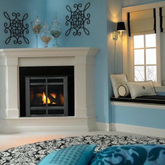 Γωνιακό τζάκι σε λευκό και τιρκουάζ καθιστικό