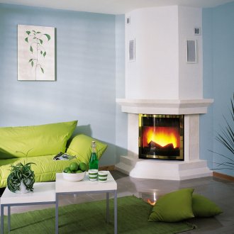 Φωτεινό γωνιακό τζάκι στο μπλε και λευκό καθιστικό