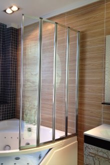 Γωνιακή μπανιέρα με πτυσσόμενη γυάλινη κουρτίνα