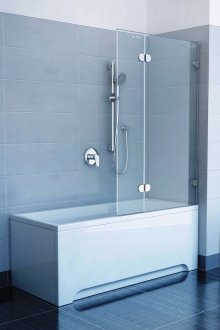 Γυάλινη κουρτίνα σε ένα ασπρόμαυρο μπάνιο