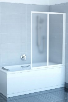 Γυάλινη κουρτίνα σε απλό σχεδιασμό μπάνιου