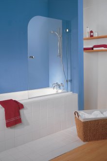 Γυάλινη κουρτίνα σε μπλε και άσπρη μπανιέρα