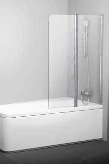 Γυάλινη κουρτίνα στο μπάνιο με μαύρο πάτωμα και λευκούς τοίχους