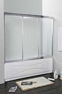 Συρόμενη γυάλινη κουρτίνα σε ένα ευρύχωρο ασπρόμαυρο μπάνιο