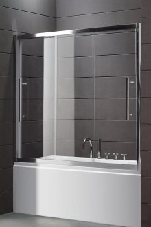 Συρόμενη γυάλινη κουρτίνα σε ένα ευρύχωρο καφέ και λευκό μπάνιο