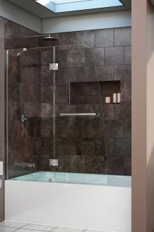 Γυάλινη κουρτίνα σε μια άσπρη και καφέ μπανιέρα