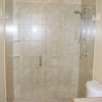 Γυάλινη κουρτίνα σε μπεζ μπανιέρα