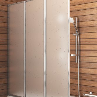 Γυάλινη κουρτίνα στο μπάνιο με ξύλινη επένδυση