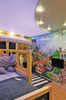 Soffitto viola e bianco con illuminazione nella stanza dei bambini