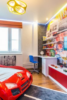 Soffitto bianco retroilluminato nel ragazzo di un bambino