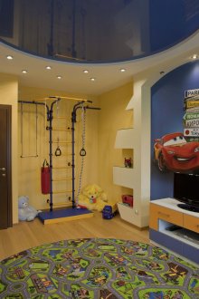 Δύο επίπεδα λευκό-μπλε οροφή στο φυτώριο