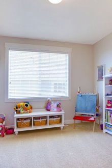 Απλή λευκή οροφή σε παιδικό δωμάτιο