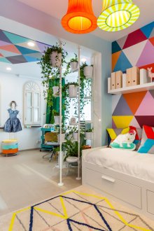 Φωτεινή πολύχρωμη οροφή στο σχεδιασμό του νηπιαγωγείου