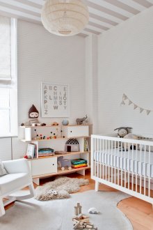 Φωλιασμένη μπεζ και λευκή οροφή στο φυτώριο