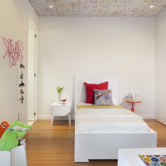 Μικρή οροφή εκτύπωσης σε φωτεινό φυτώριο