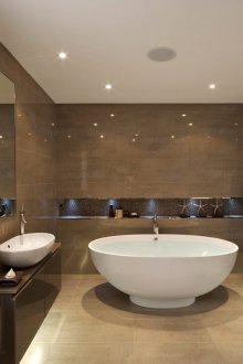 Γύρω μεγάλη μπανιέρα στο μπάνιο