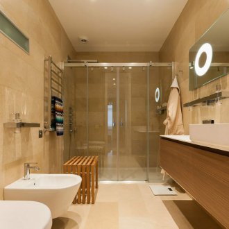 Στενό μπεζ μπάνιο