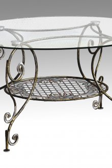 Σφυρήλατο τραπέζι με οβάλ γυάλινη κορυφή