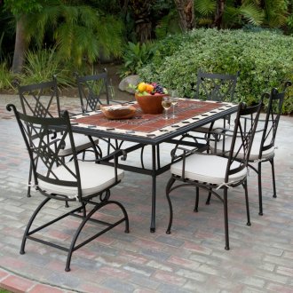 Μεγάλο τραπέζι από σφυρήλατο σίδερο και καρέκλες στη βεράντα